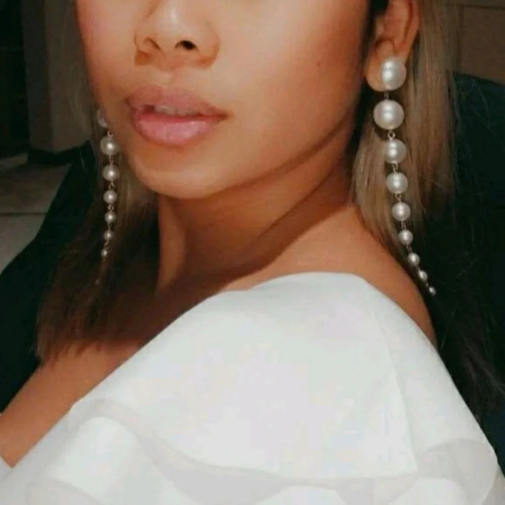 Faux pearls statement drop earrings - Picture 5 of 9